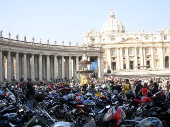 vista delle motociclette in piazza San Pietro